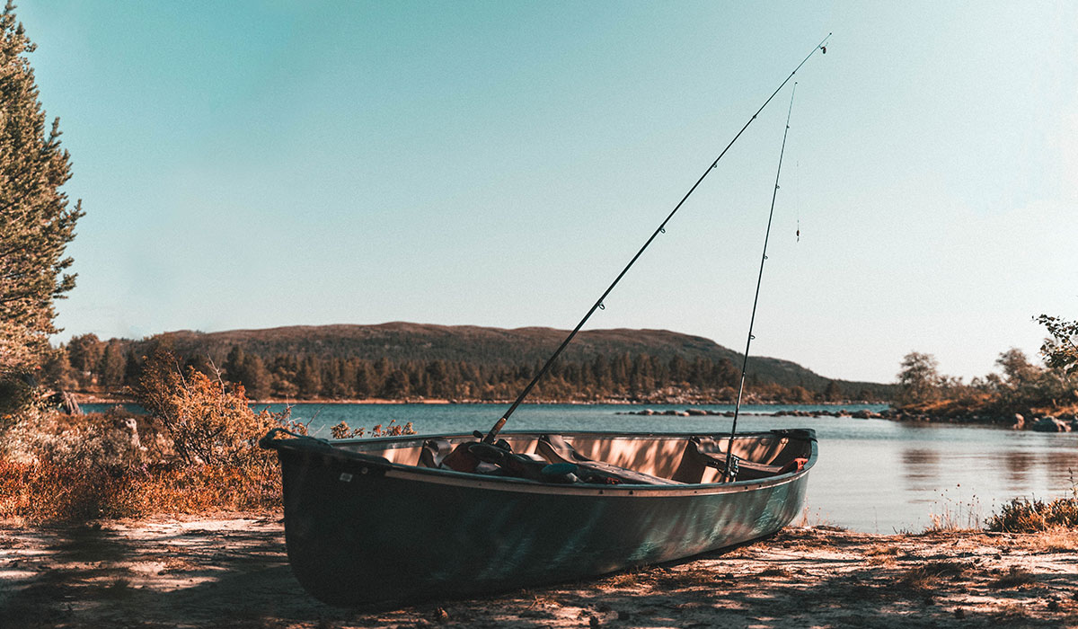 Kanu mit Angeln in Schweden der Norwegen